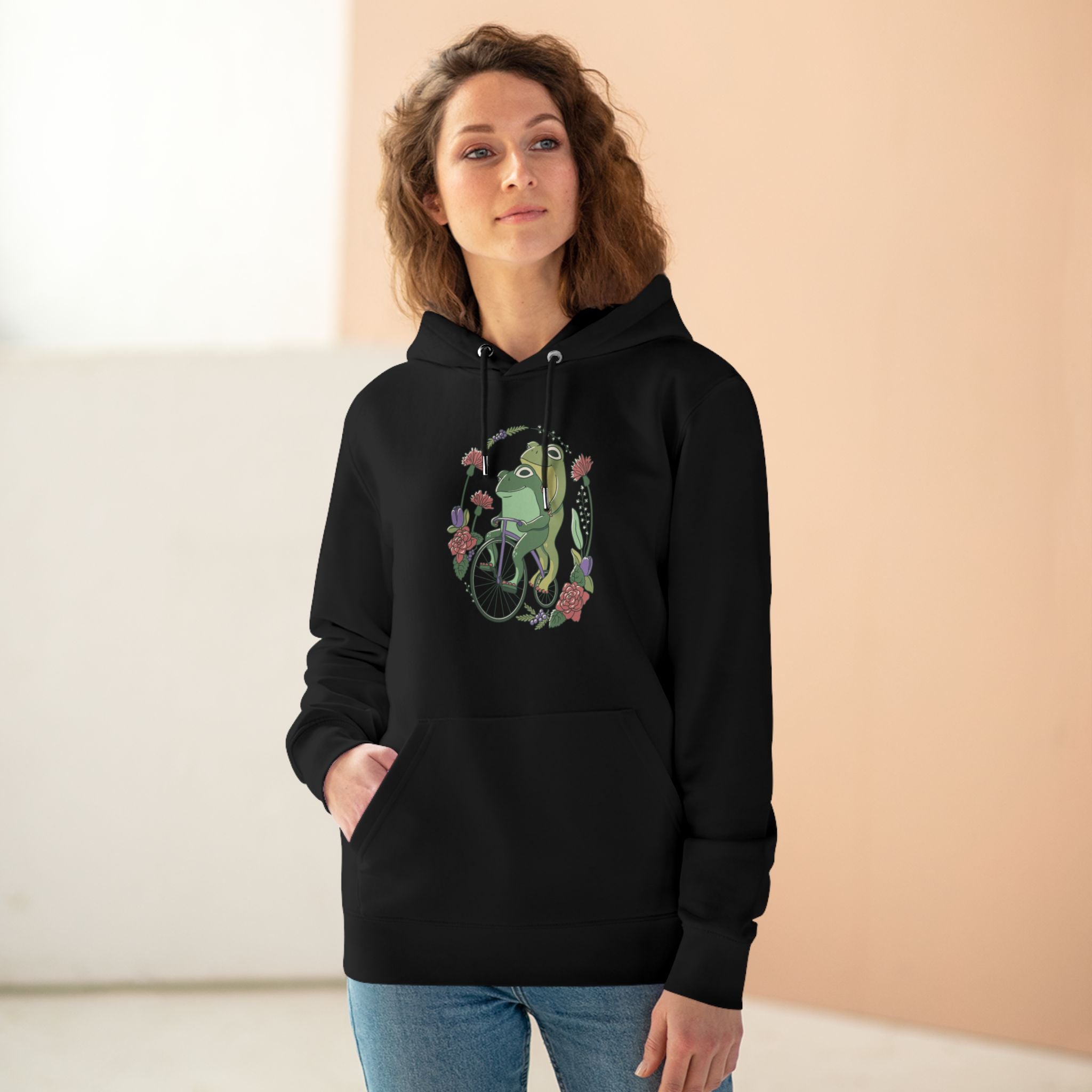 Cottagecore Unisex Hoodie Stil mit fröhlichen Fröschen auf Fahrrad