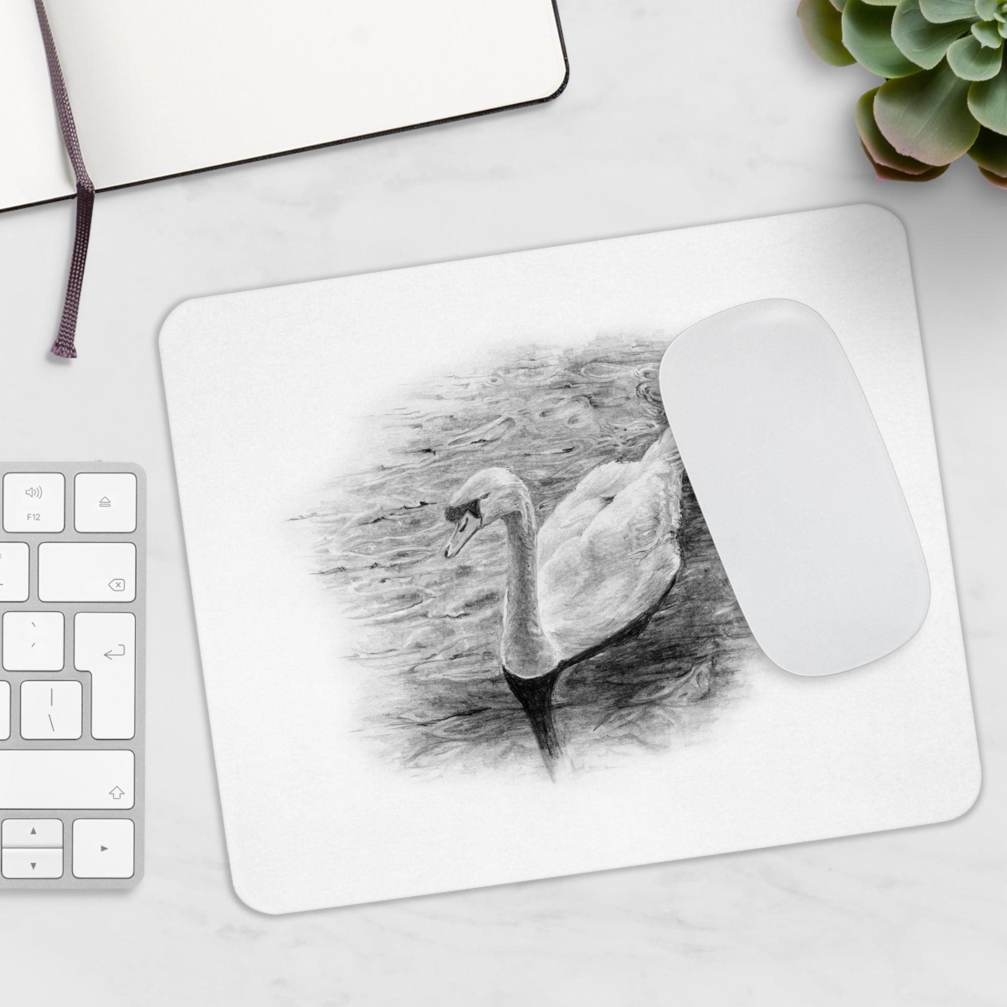 Mousepad mit handgezeichnetem Schwan im Wasser – Weiß