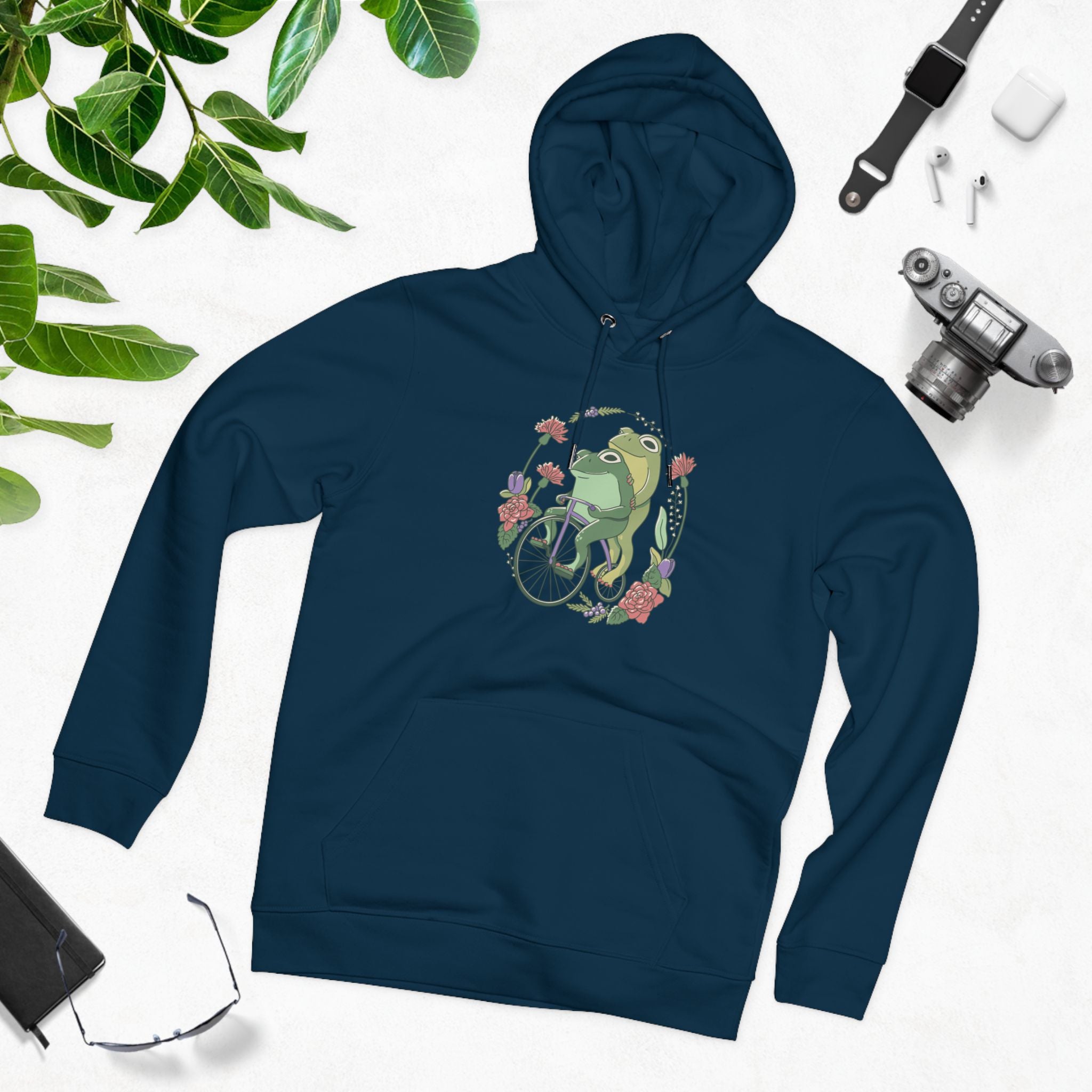 Cottagecore Unisex Hoodie Stil mit fröhlichen Fröschen auf Fahrrad